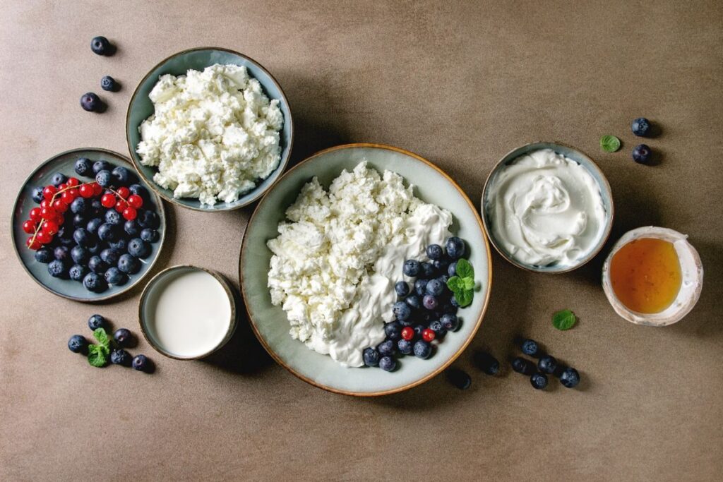 Yogurt vs cottage cheese, healthier option yogurt or cottage cheese, yogurt and cottage cheese comparison.